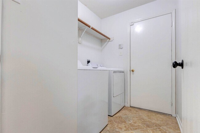 Building Photo - 822 Autumn Point Ln