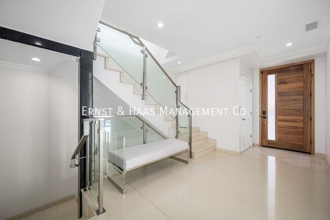 Building Photo - 1724 Bluff Pl