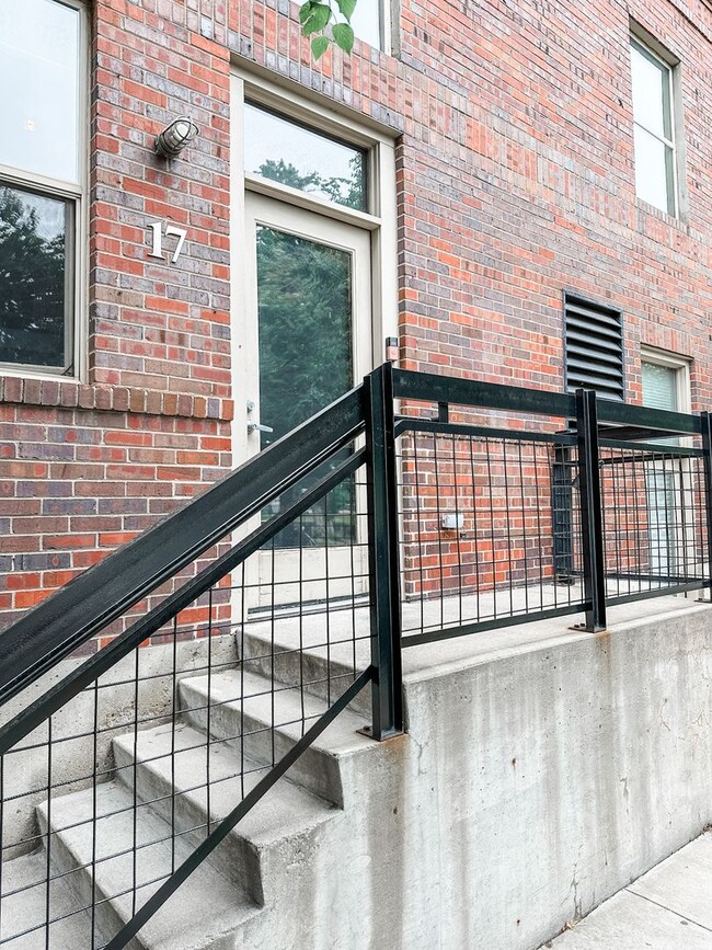 Building Photo - Gorgeous one bedroom one bathroom Denver Loft