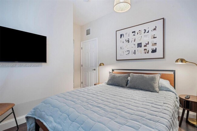 Building Photo - 920 SW 9th St