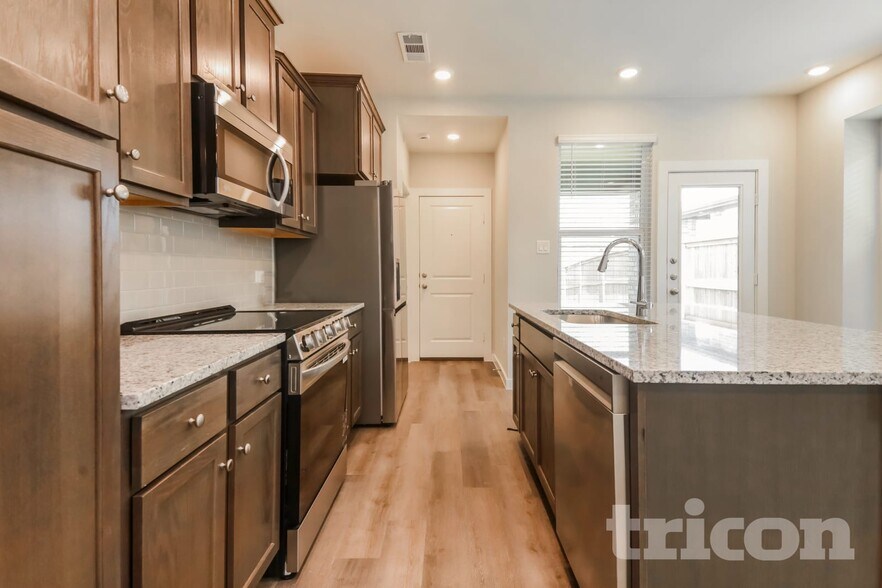 Building Photo - 8013 Brookhaven Dr