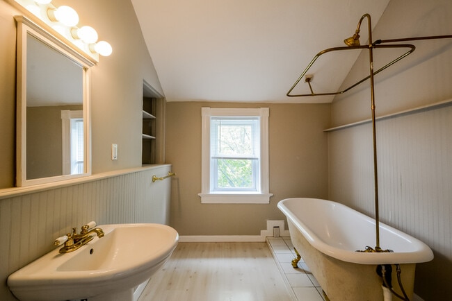 Building Photo - Fantastic 3bd/2ba home! Coming soon!