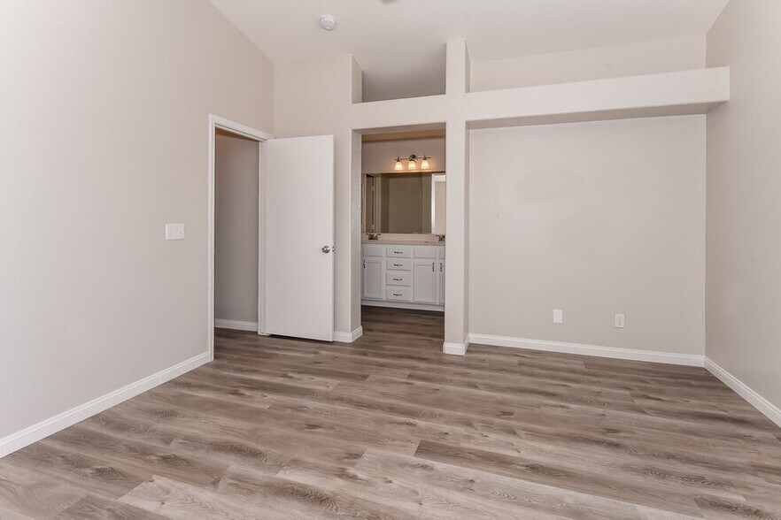 Building Photo - 6033 Highland Gardens Dr