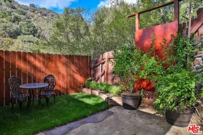 Building Photo - 638 N Topanga Canyon Blvd