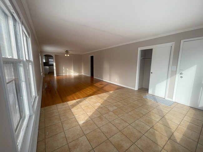 Spacious living room - 1231 Raymond Ave