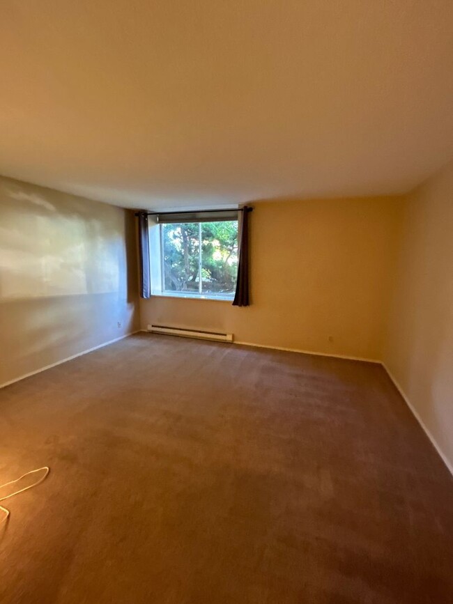 Building Photo - Fantastic 2 Bed 2 Bath Condo in the U Dist...