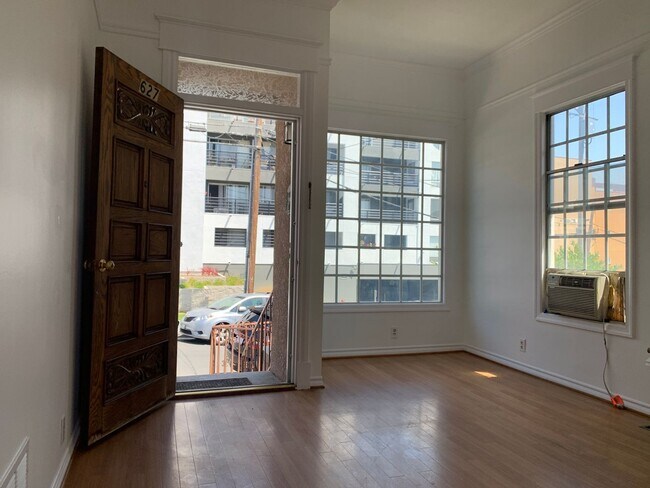 Building Photo - 627 N Hill St