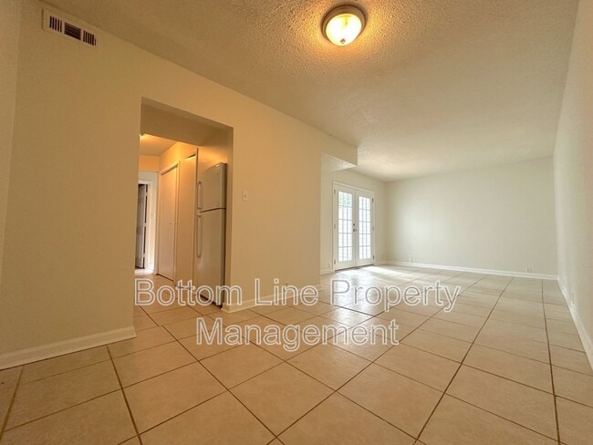 Building Photo - 6925 Stonington Ln