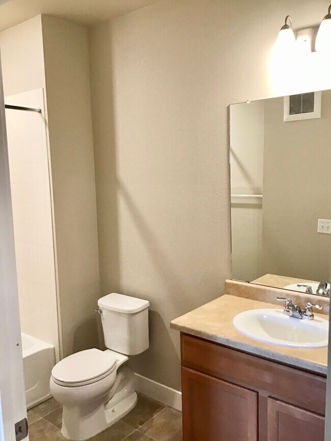 Building Photo - Wonderful 2bed 2 bath condo for rent at LI...