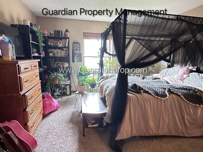 Building Photo - Plymouth Town Home, 1 Car Garage, Dishwasher, In Unit Laundry, Patio