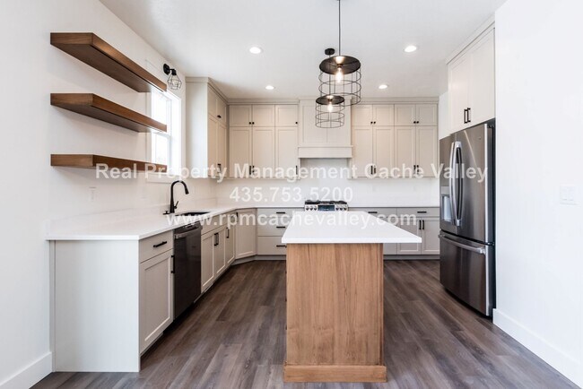 Building Photo - Gorgeous 3 br 2 bath home in Hyde Park! Ha...