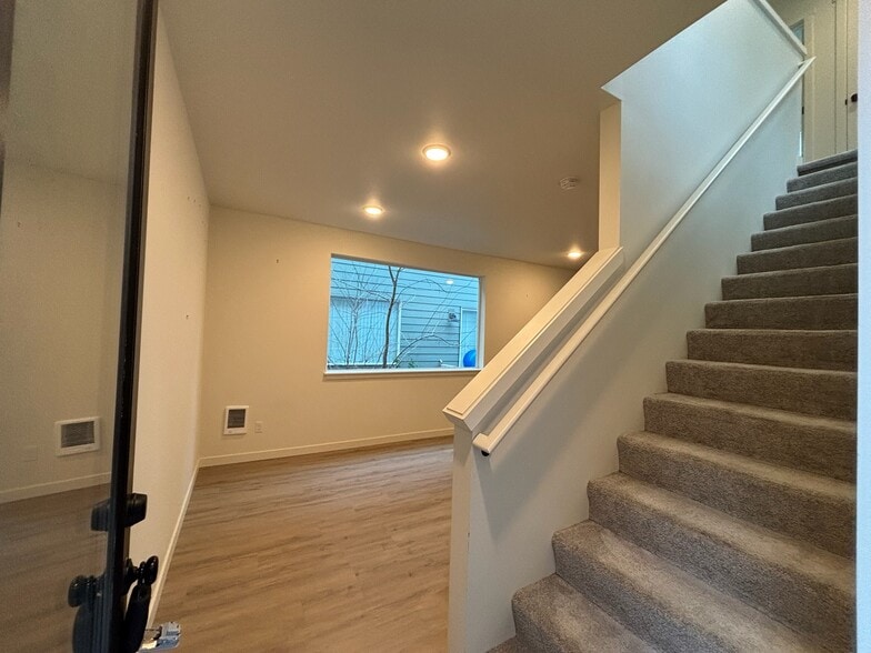 Building Photo - 12070 SE Pine St