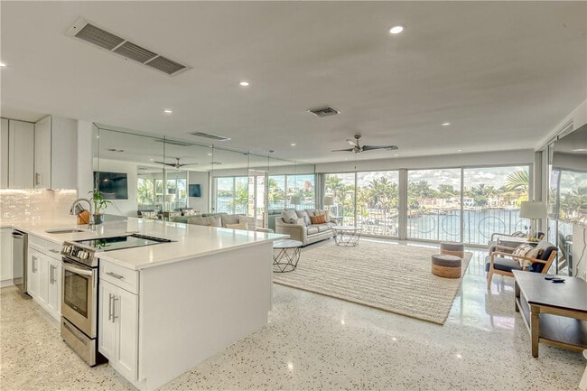 Building Photo - 2717 Yacht Club Blvd