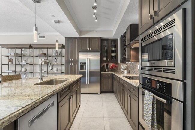 Building Photo - 315 Bay Colony Dr N