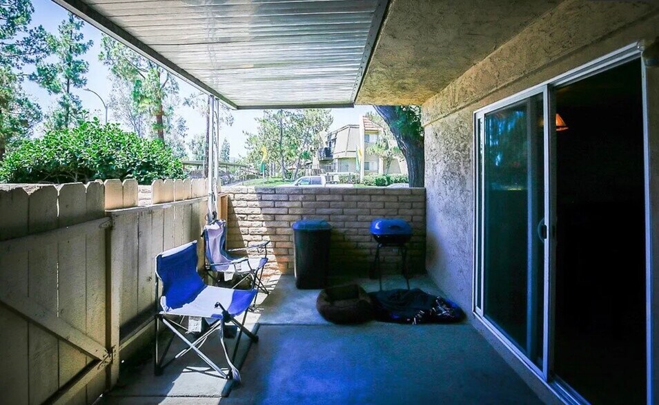 Building Photo - 2121 E Grand Ave