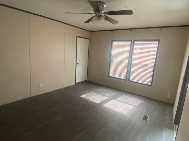 Building Photo - 3017 Fernwood Dr