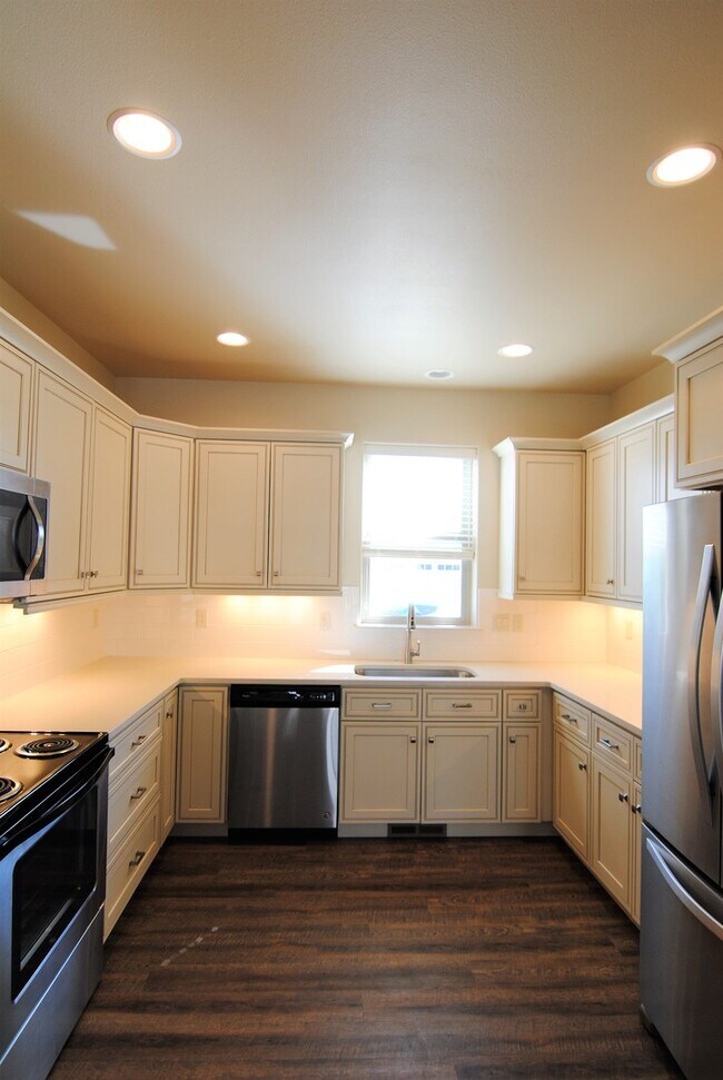 Building Photo - 1712/1714 Danny Boy Ln. Duplex