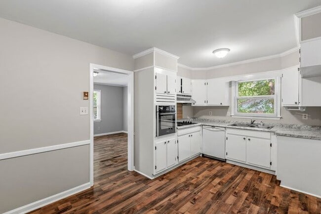 Building Photo - Large Home in Four Seasons Area, Hardwoods, Dining Room, Screed Porch, Fenced!