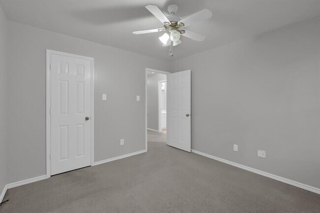 Building Photo - 27 S Villa Oaks Dr