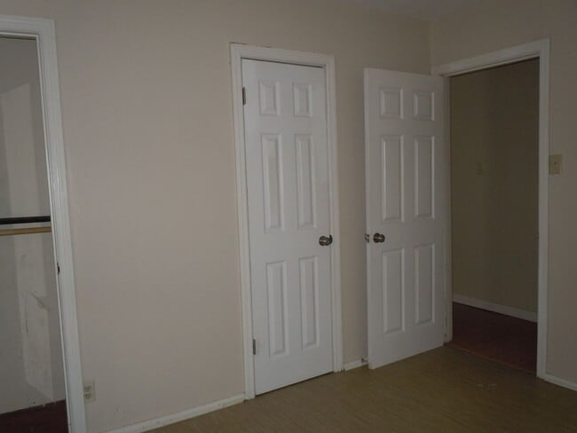 Building Photo - Two Bedroom House with Main Floor Laundry Hookups and Garage w/ Opener!