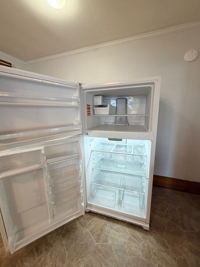 Building Photo - 332 Pinelake Dr.