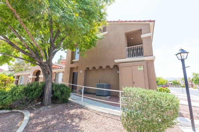 Building Photo - Available! 2 Bedroom Townhome inside Pacif...