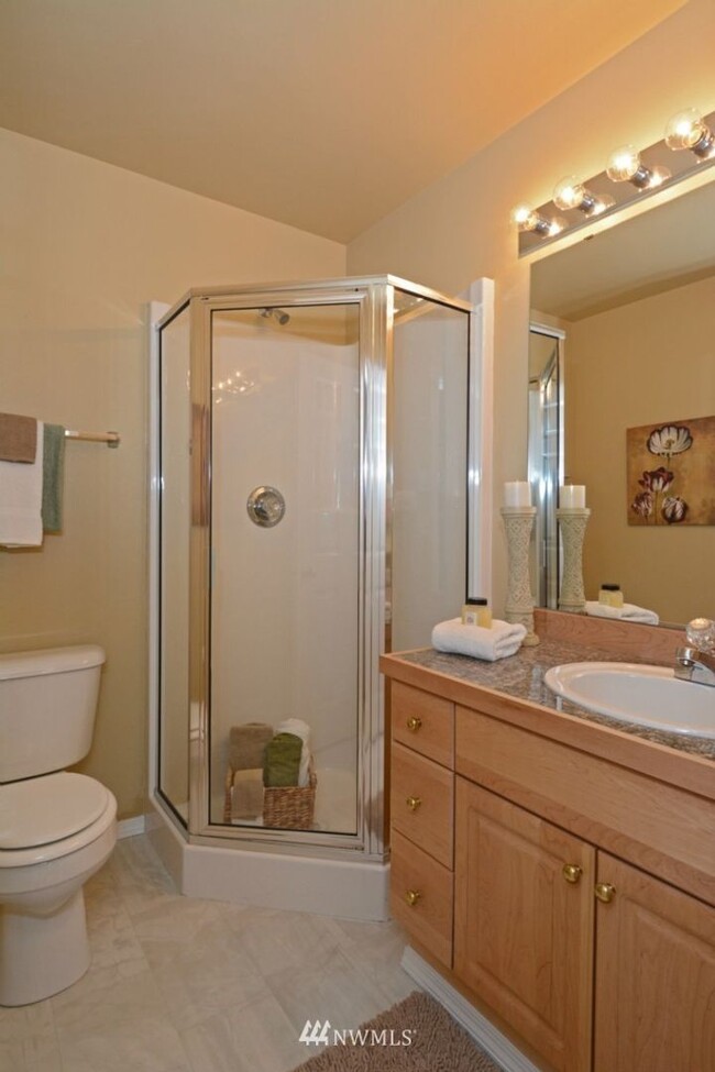 Building Photo - North Greenlake 3-bed 1.75-bath Town House