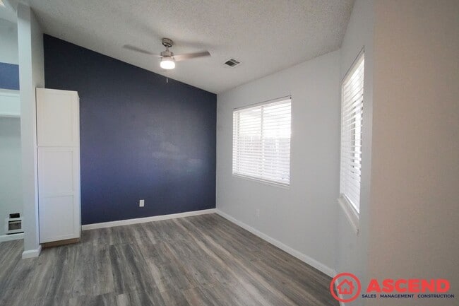 Building Photo - Charming Home in Southwest Bakersfield!