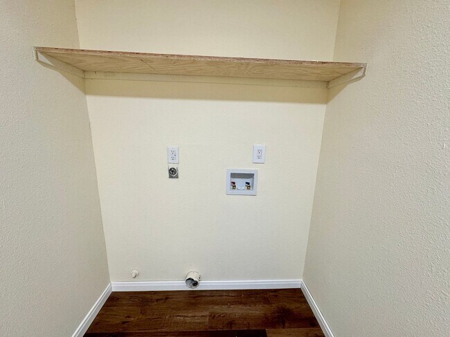 Building Photo - *COMING SOON* *MOVE IN SPECIAL* Beautiful 3-Bedroom/ 2 Bath REMODELED Home!