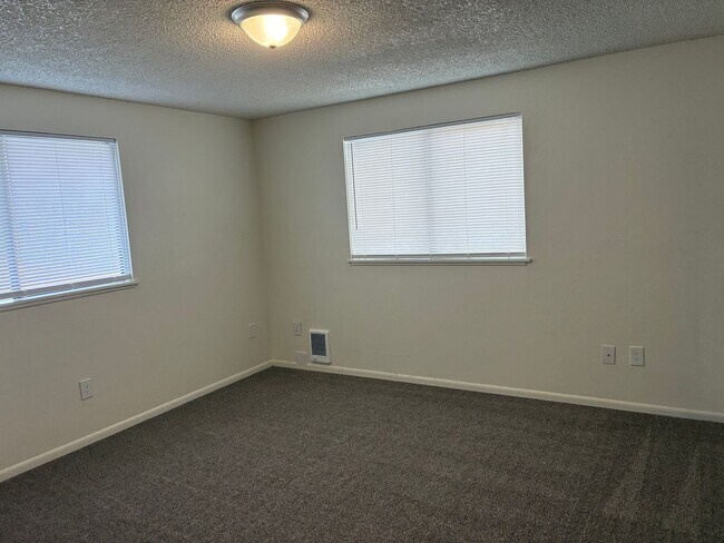 Building Photo - 516 N Flora Rd