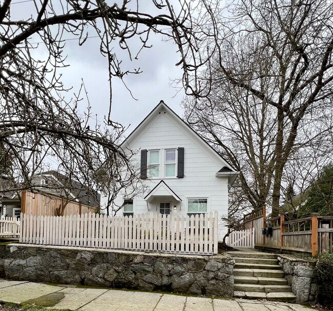 Building Photo - Phinney Ridge Cottage