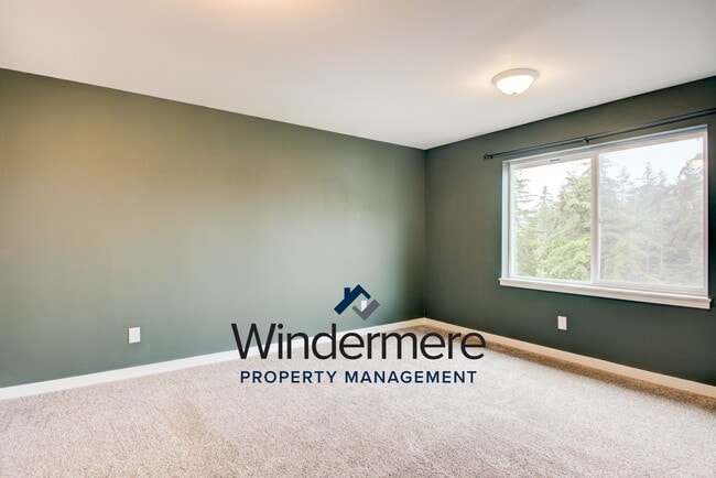 Building Photo - Newer Build 3 Bedroom 2.5 Bathroom Townhome