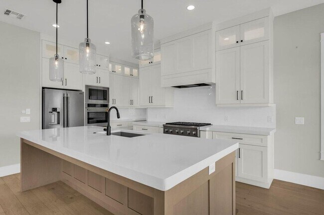 Building Photo - Custom 6 Bedroom Home in Great Location.