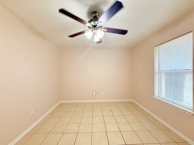 Building Photo - 208 Laurie Ln