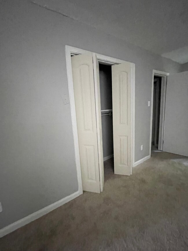 Building Photo - 725 Queensbury Dr