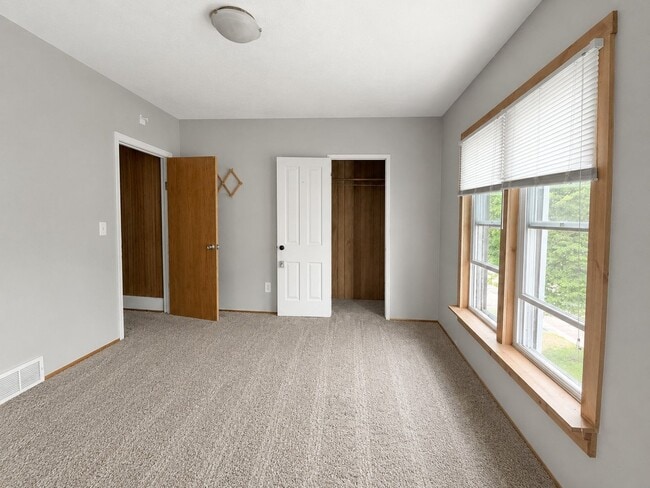 Building Photo - 543 Erin St