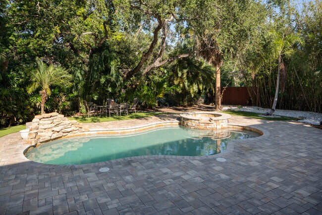 Building Photo - 318 Rafael Blvd NE