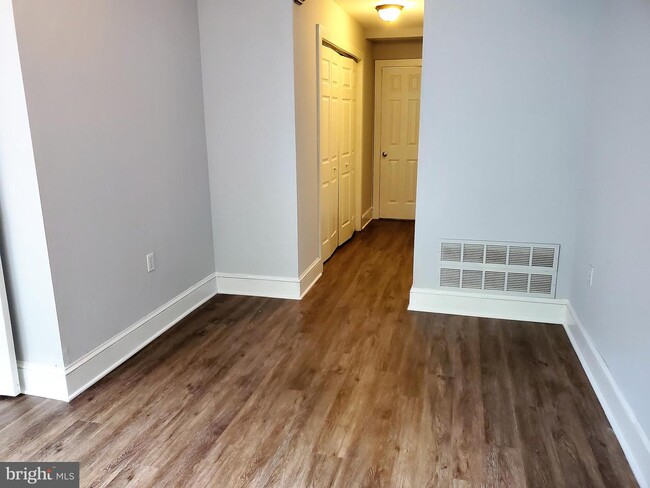 Building Photo - 12 E Mt Vernon Pl
