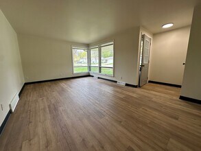 Building Photo - 490 St Bernard Dr