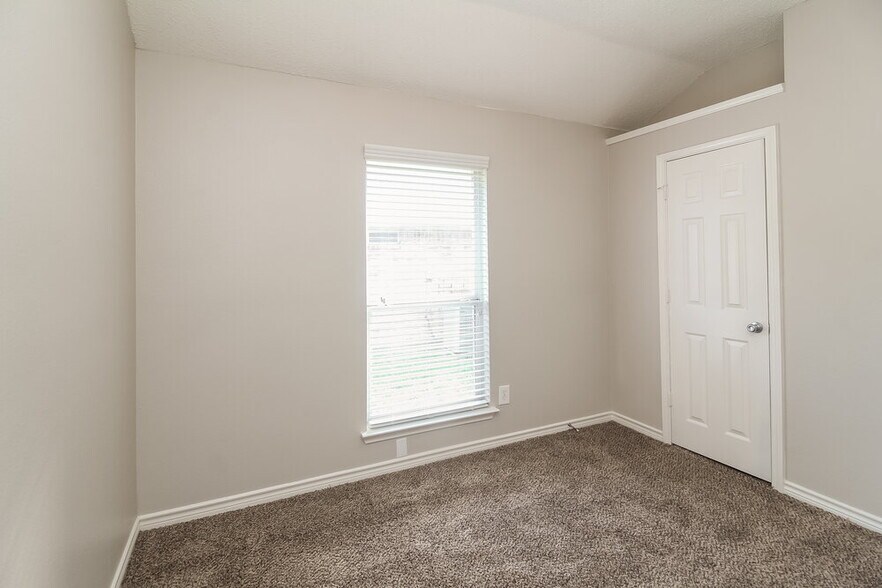 Building Photo - 1528 Warwick Dr