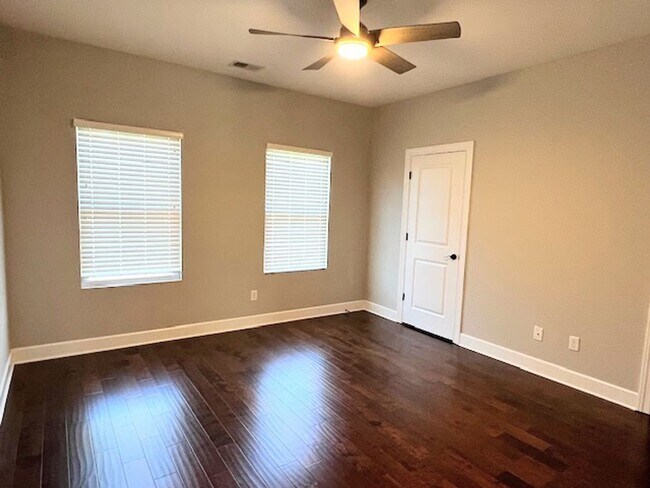 Building Photo - 4 Bedroom 2.5 Bathroom Home
