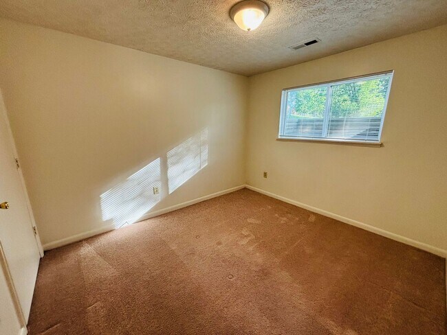 Building Photo - 3 Bedroom, 2 Bath Apartment