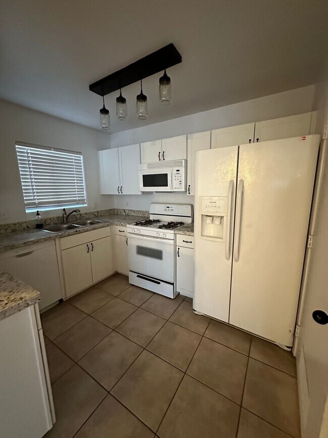 Building Photo - MUST SEE 2 BEDROOM CONDO!