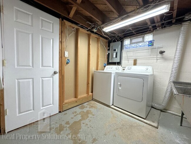 Building Photo - Beautiful home in Clintonville