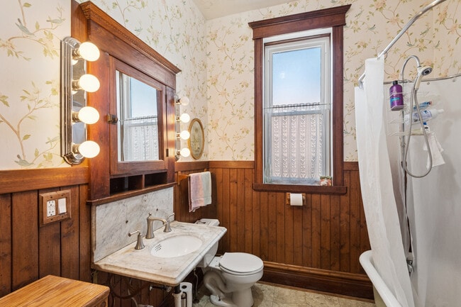 Building Photo - 4057 N Damen Ave