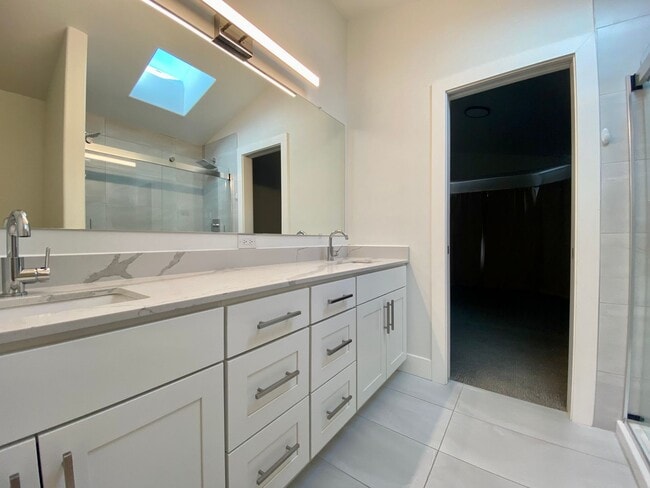 Building Photo - Contemporary rambler in Kent Station!