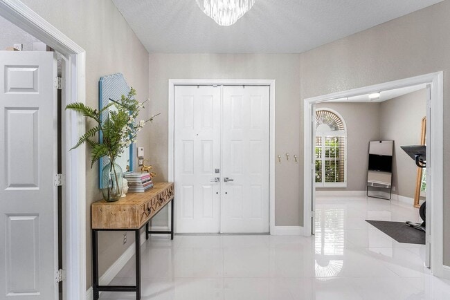 Building Photo - 121 Palm Cir