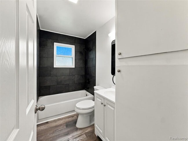 Building Photo - 2223 E Bergin Ave