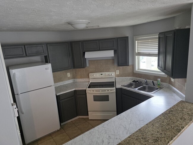 Building Photo - 979 Stewarts Creek Dr