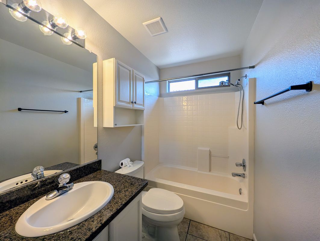 Building Photo - 15746 W Elm St